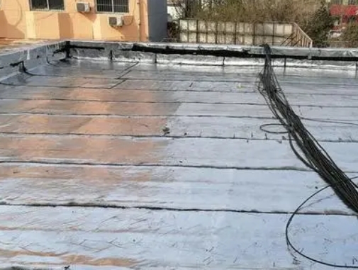 海南卫生间漏水维修公司分享下海南屋面楼顶防水刚性防水层施工要点。